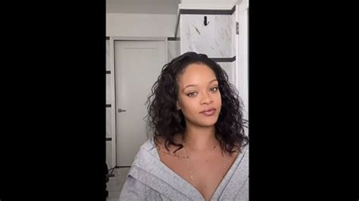 Rihanna Perfects The Natural Makeup Look In New Tutorial & Fans Obsess Over Her ‘Flawless’ Skin