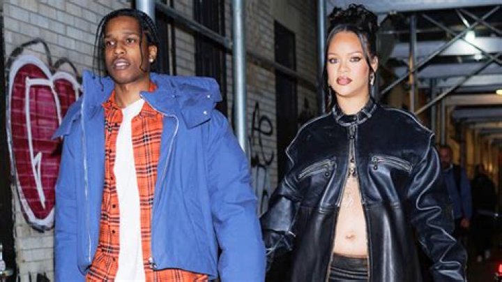 Rihanna Rocks Mini Skirt & Boots With Baby Bump On Display – Hollywood Life