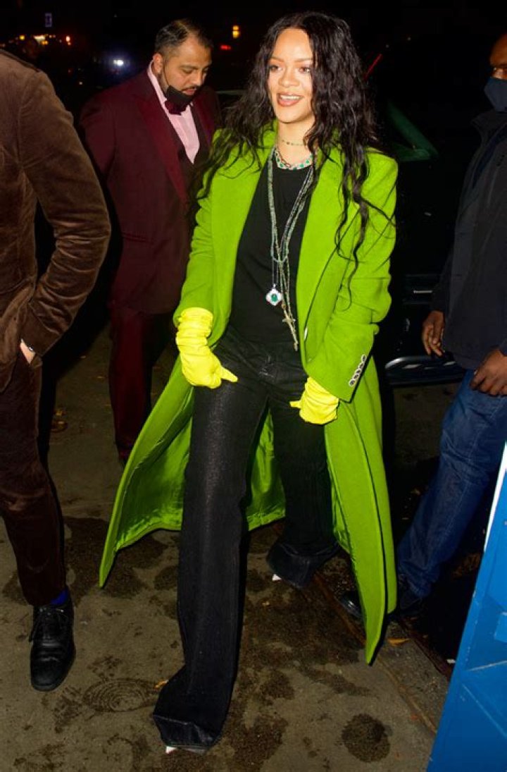 Rihanna’s Green Coat In NYC – See Outfit Photos – Hollywood Life