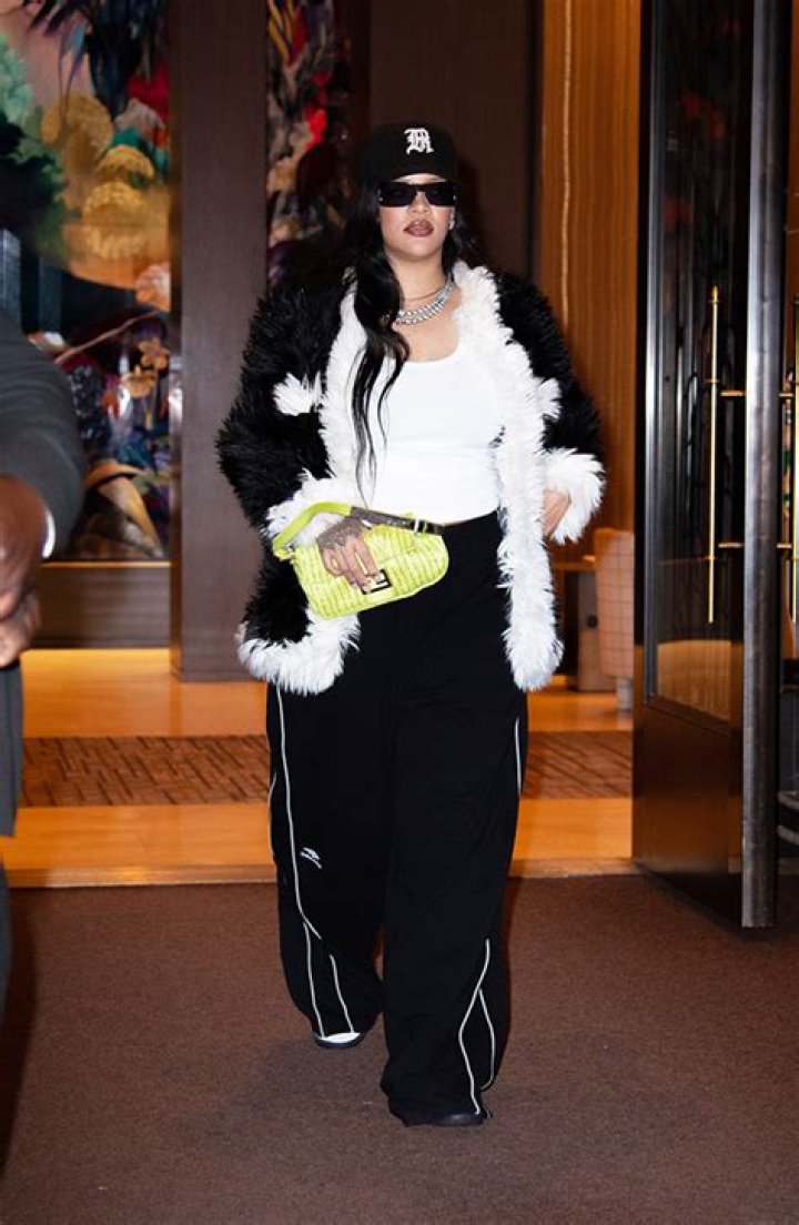 Rihanna’s Tight White Tank Top & Fur Coat In NYC: Photos – Hollywood Life