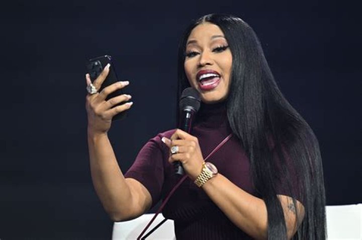 Rihanna Unfollows Nicki Minaj On Instagram — Siding With Remy Ma? – Hollywood Life