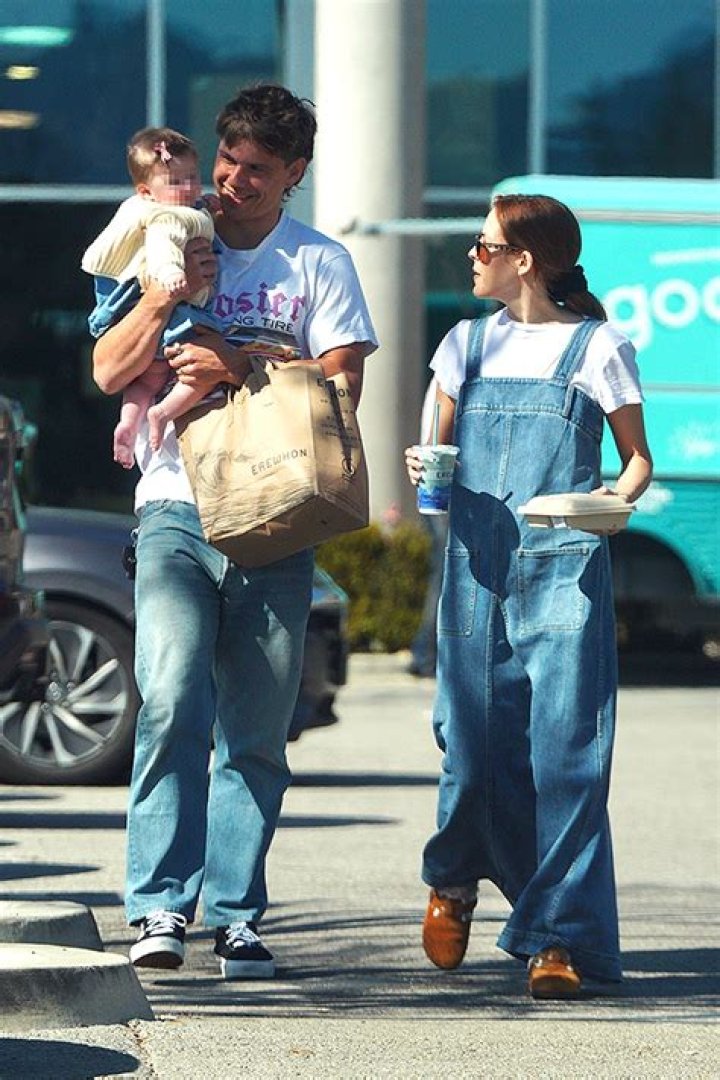 Riley Keough & Ben Smith-Petersen Take Daughter Out In LA: Photos – Hollywood Life