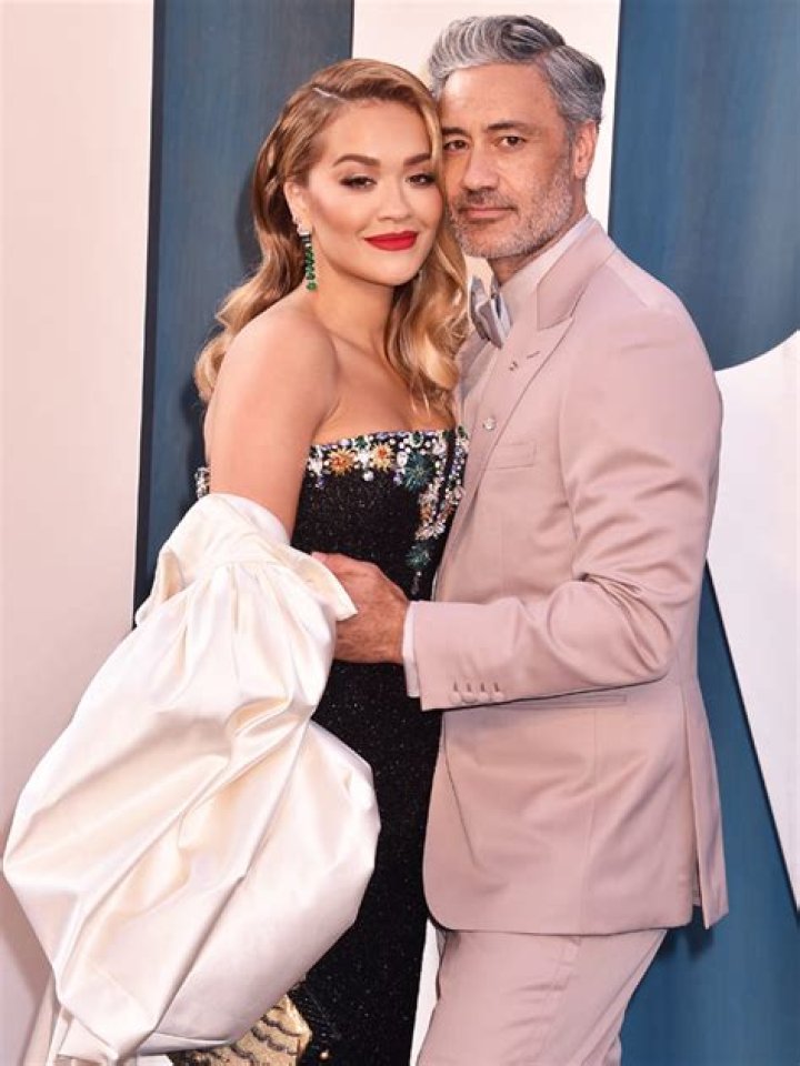 Rita Ora’s Emerald Engagement Ring From Taika Waititi: Photos – Hollywood Life