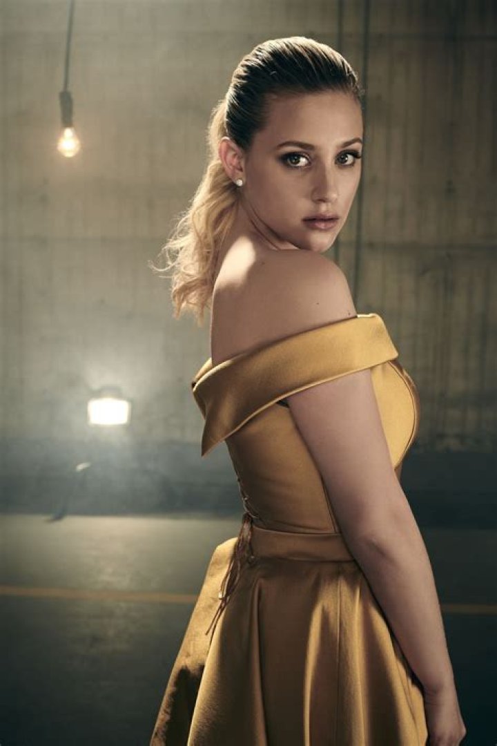 ‘Riverdale’: Lili Reinhart On Revealing Betty’s Dark Side & The ‘Cracks In Her Perfect Facade’