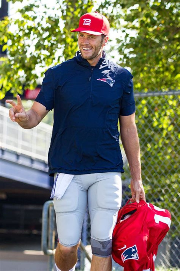 Rob Gronkowski Mocks Tom Brady’s Underwear Selfie – Hollywood Life