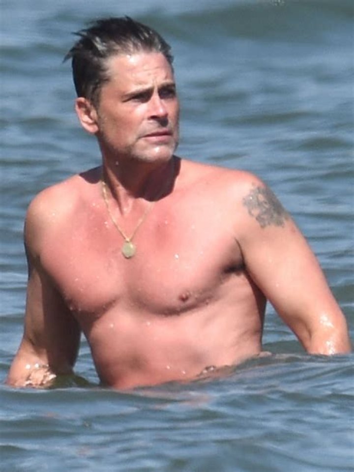 Rob Lowe Is Shirtless To Celebrate Sobriety: Photo – Hollywood Life