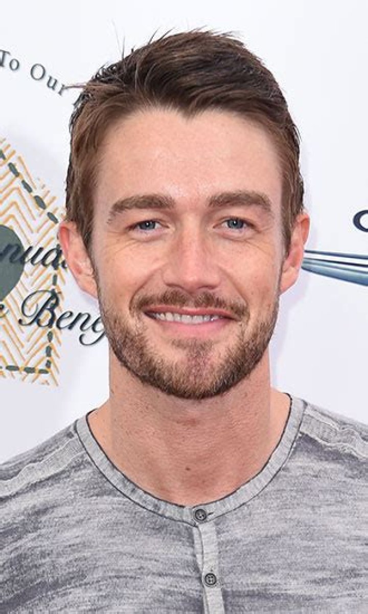 Robert Buckley Celebrity Profile – Hollywood Life