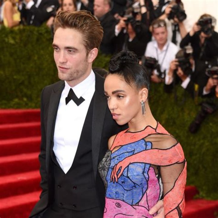 Robert Pattinson Caught Cozying Up To Mia Wasikowska — Engagement To FKA Twigs Off?