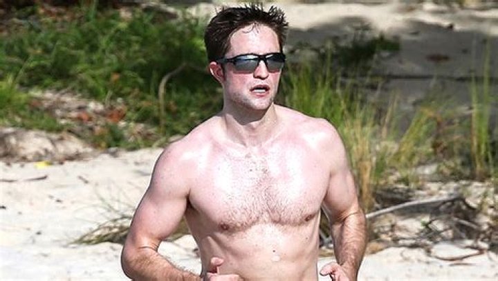 Robert Pattinson Goes Shirtless New ‘The Batman’ Trailer: Watch – Hollywood Life