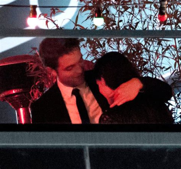 Robert Pattinson & Kristen Stewart: First Kissing Photo After Affair