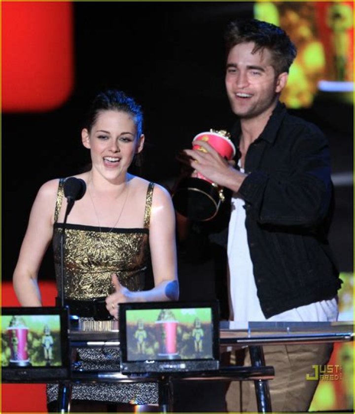 Robert Pattinson & Kristen Stewart: Their 10 Hottest PDA Pics