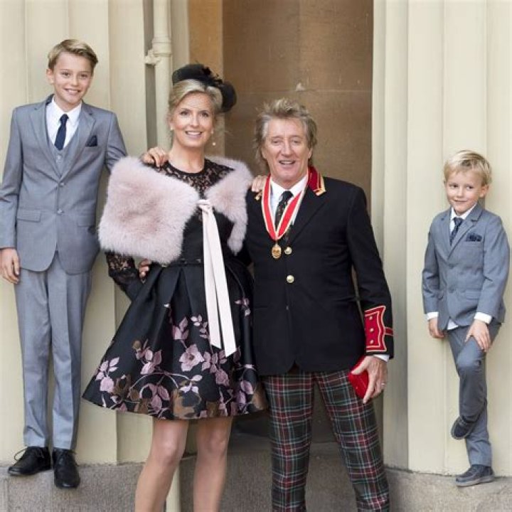 Rod Stewart’s Kids Take Rare Photo With Mom Rachel Hunter – Hollywood Life