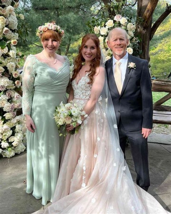 Ron Howard and Bryce Dallas Howard at Paige Carlyle’s Wedding: Photos – Hollywood Life