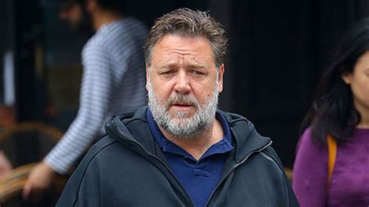 Russell Crowe Shows Off White Beard While Playing Tennis With GF – Hollywood Life