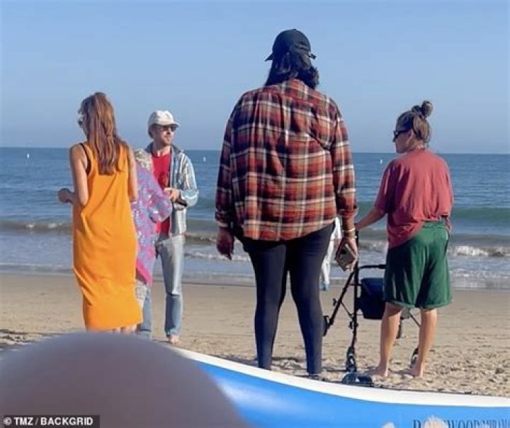 Ryan Gosling Helps Elderly Woman Walk At Beach With Eva Mendes & Kids – Hollywood Life