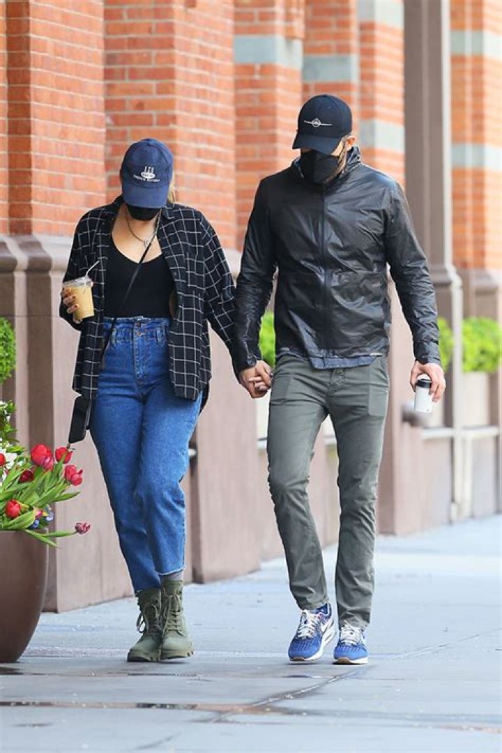 Ryan Reynolds & Blake Lively Hold Hands During NYC Coffee Date – Hollywood Life