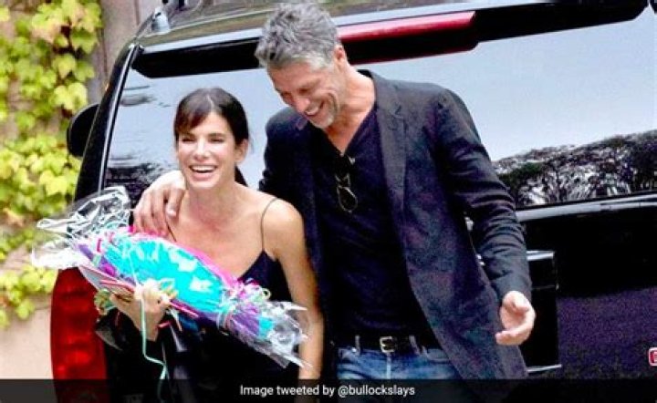 Sandra Bullock & Boyfriend Hold Hands At Jennifer Aniston’s Birthday – Hollywood Life
