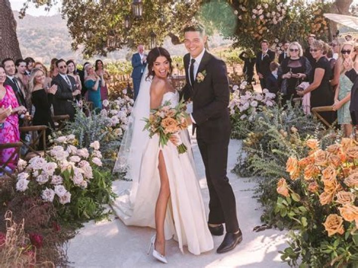 Sarah Hyland Posts Bikini Pic & Health Issues Message & BF Wells Adams Races To Be With Her