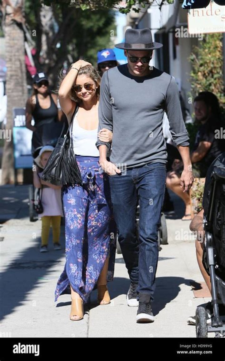 Sarah Hyland Sad Over Dominic Sherwood Split — See Distraught Pics – Hollywood Life
