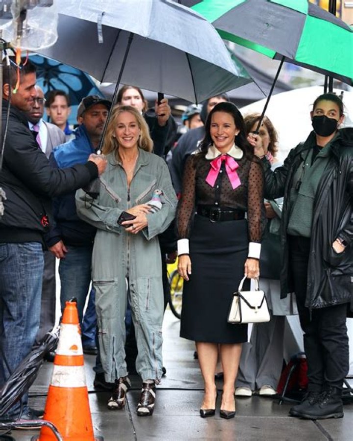 Sarah Jessica Parker Wears Bizarre Outfit While Filming ‘SATC’ Revival – Hollywood Life