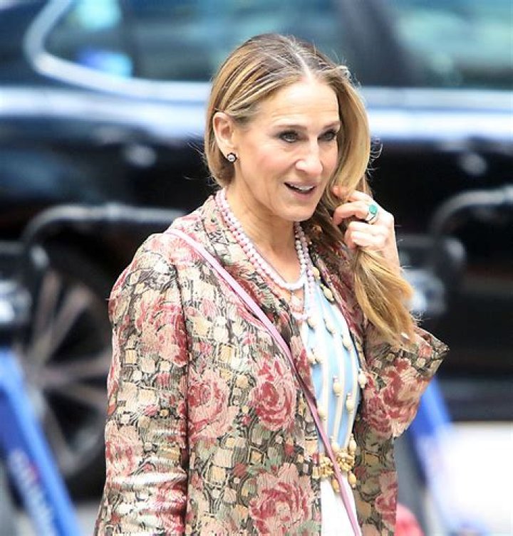 Sarah Jessica Parker Wears Swimsuit On 4th Of July At Hamptons Beach – Hollywood Life