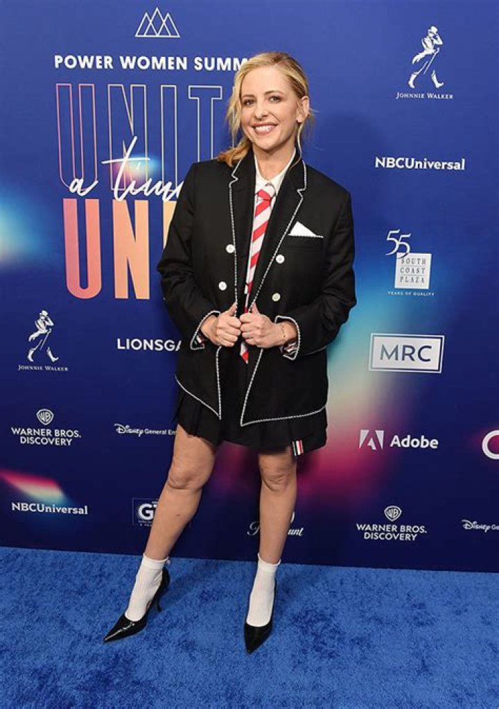 Sarah Michelle Gellar Rocks Schoolgirl Outfit With Skirt At Summit – Hollywood Life