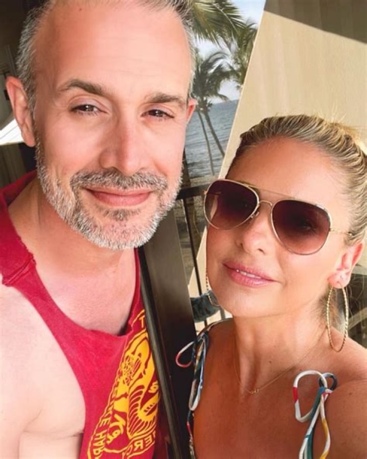 Sarah Michelle Gellar Wears Bikini By The Pool During ‘Spring Break’ Photo – Hollywood Life