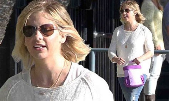 Sarah Michelle Gellar Wears No Makeup In Black Swimsuit Photo – Hollywood Life