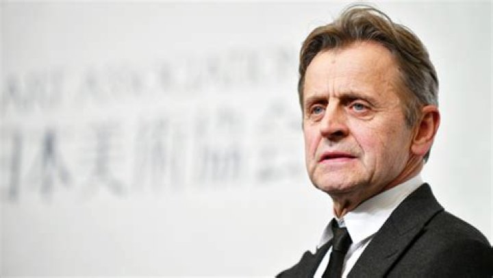 ‘SATC’s Mikhail Baryshnikov Urges Russians To Help Ukranian Refugees: ‘Unite Against War’