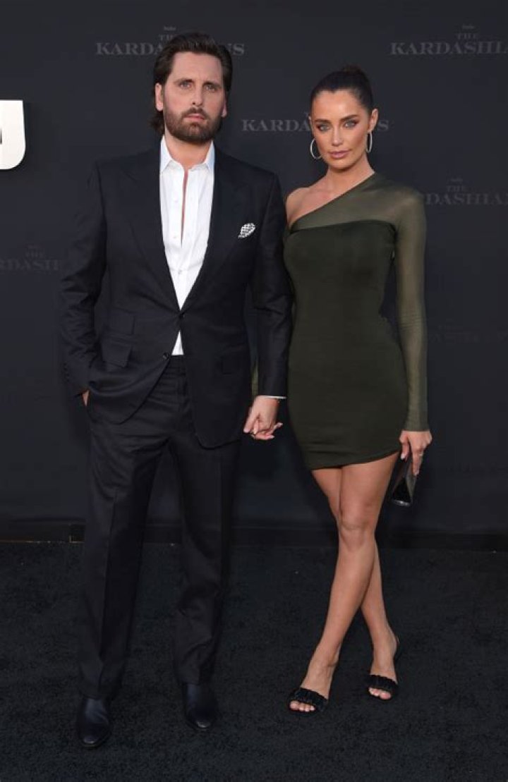 Scott Disick Grabs Mystery Woman’s Butt After Date: Photo – Hollywood Life