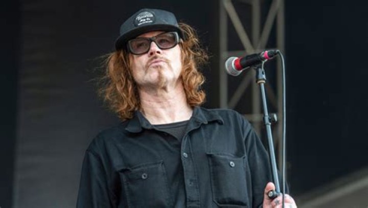 Screaming Trees Singer & Grunge Icon Dead At 57 – Hollywood Life