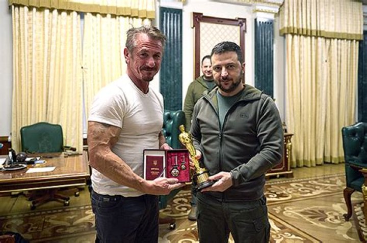 Sean Penn Visits Ukraine President Zelensky & Gives Him His Oscar – Hollywood Life