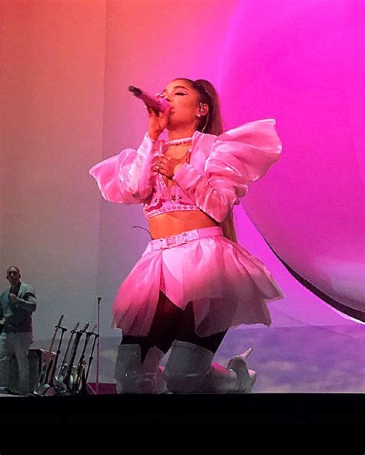 See Hairstyle On Sweetener Tour – Hollywood Life