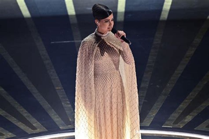 See Her Performance Of ‘Applause’ – Hollywood Life