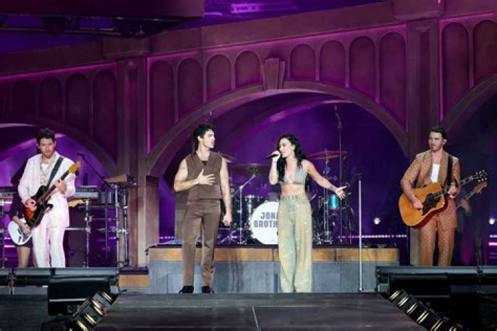 See Photos From Demi Lovato & Nick Jonas’ Concerts – Hollywood Life