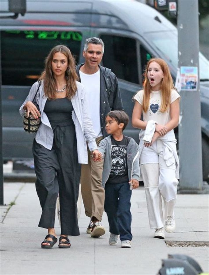 See Photos Of Her Kids & Husband – Hollywood Life