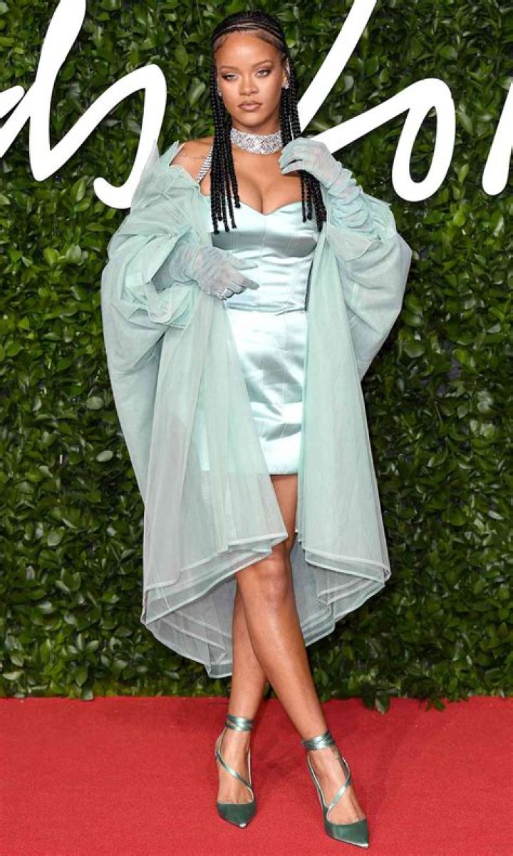 See Photos Of Her Most Iconic Fashion Choice – Hollywood Life