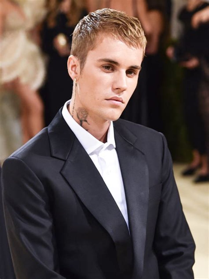 See Photos Of The Singer’s Hair Makeover – Hollywood Life