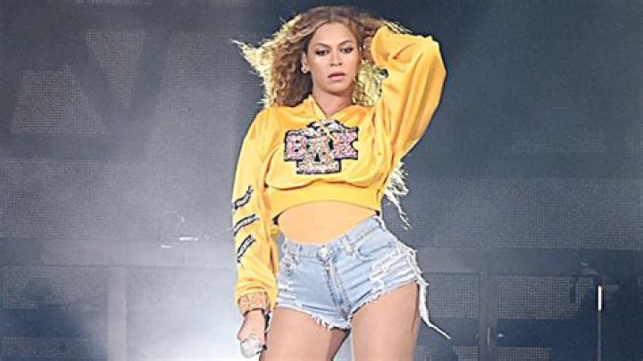 See Sexy Pics Of Beyonce, Miley & More – Hollywood Life