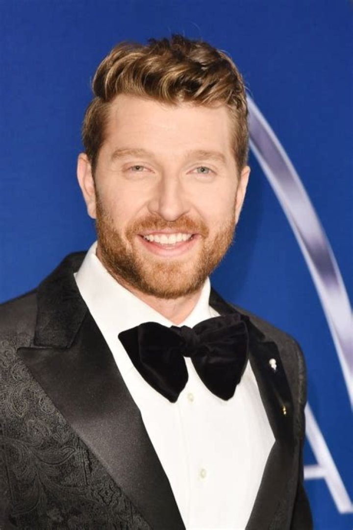 See The Hunky Country Singer – Hollywood Life
