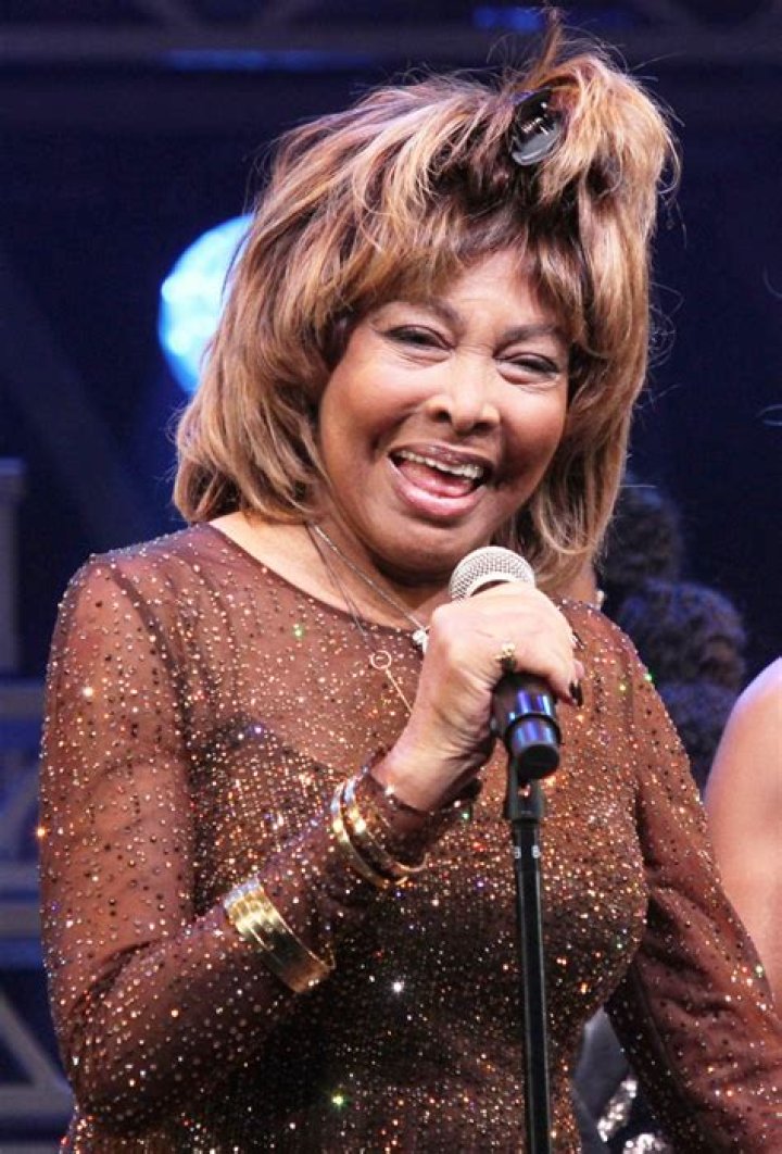 See The Late Singer – Hollywood Life