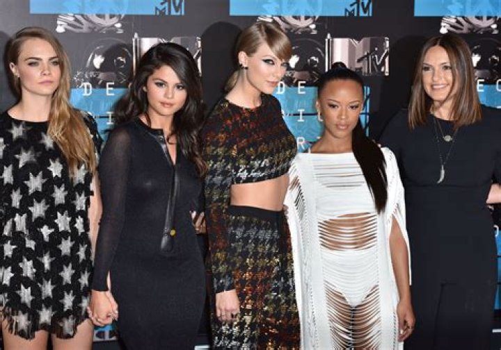 Selena Gomez Brings Cara Delevingne To Texas: Helping Her Avoid Justin Bieber?