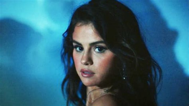 Selena Gomez Dancing To ‘Baila Conmigo’ In New Video Wearing Sweats – Hollywood Life