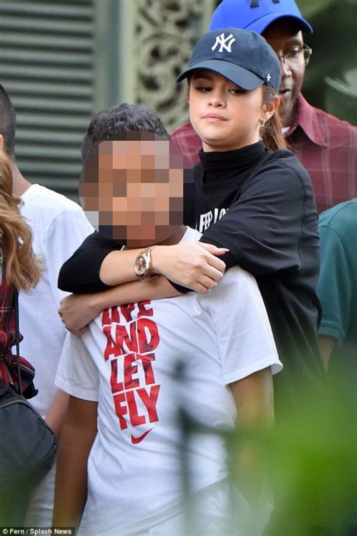 Selena Gomez Hugs Adorable Fans During Touching Visit To Children’s Hospital