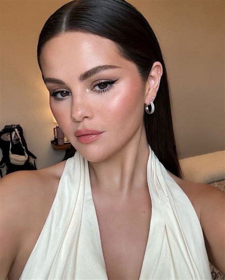Selena Gomez’s Cat Eye — Insane Dark Eyeliner For New Photo Shoot – Hollywood Life