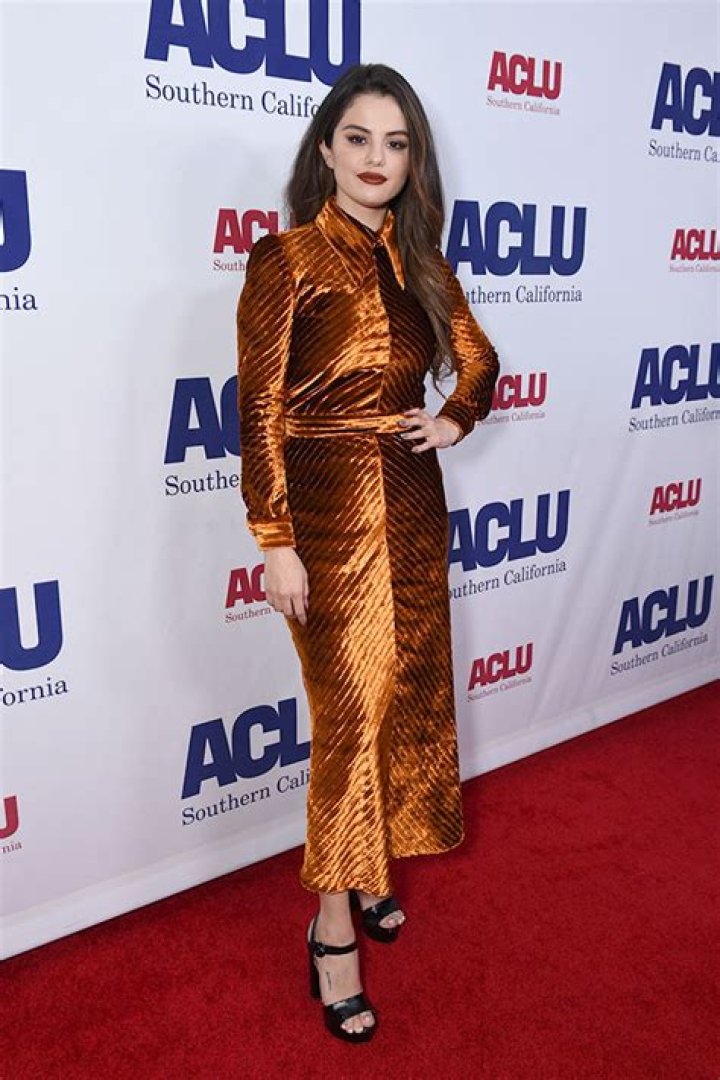 Selena Gomez’s Orange Dress At ACLU Bill of Rights Dinner – Pics – Hollywood Life