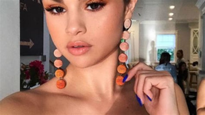 Selena Gomez’s Orange Eyeshadow — How To Get Her Bold Makeup Look – Hollywood Life