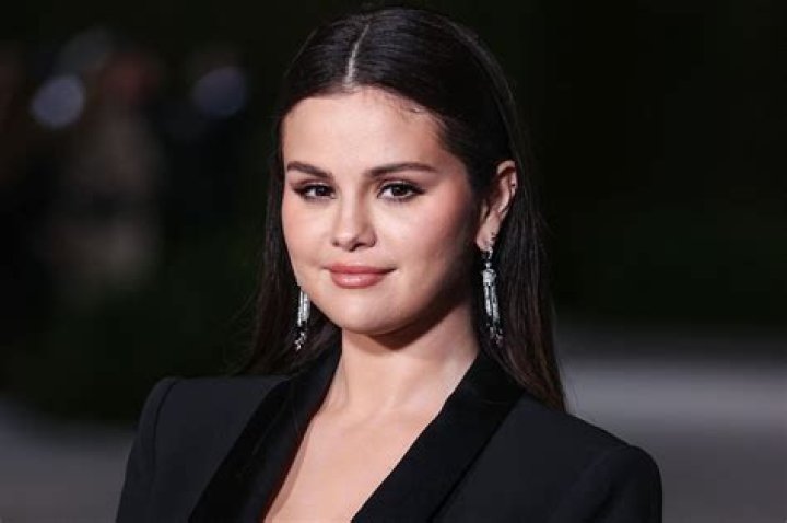Selena Gomez’s VS Fashion Show Outfit — Goes Braless In Plunging Black Dress – Hollywood Life