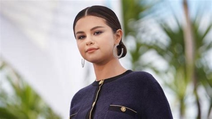 Selena Gomez Shares Beauty Secrets From Her Evening Routine: Video – Hollywood Life