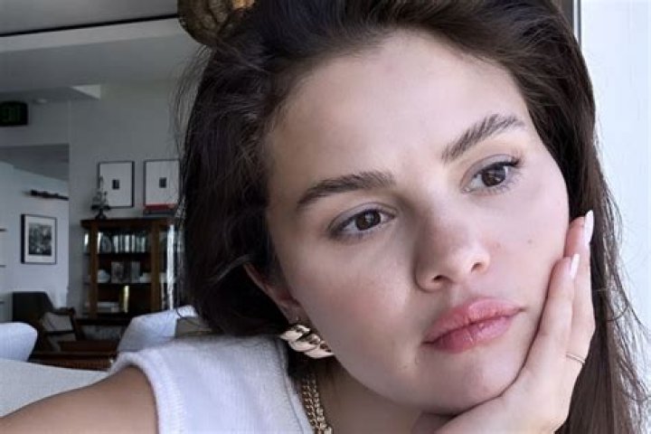 Selena Gomez Shares Makeup-Free Selfie & Bed Head: Photo – Hollywood Life